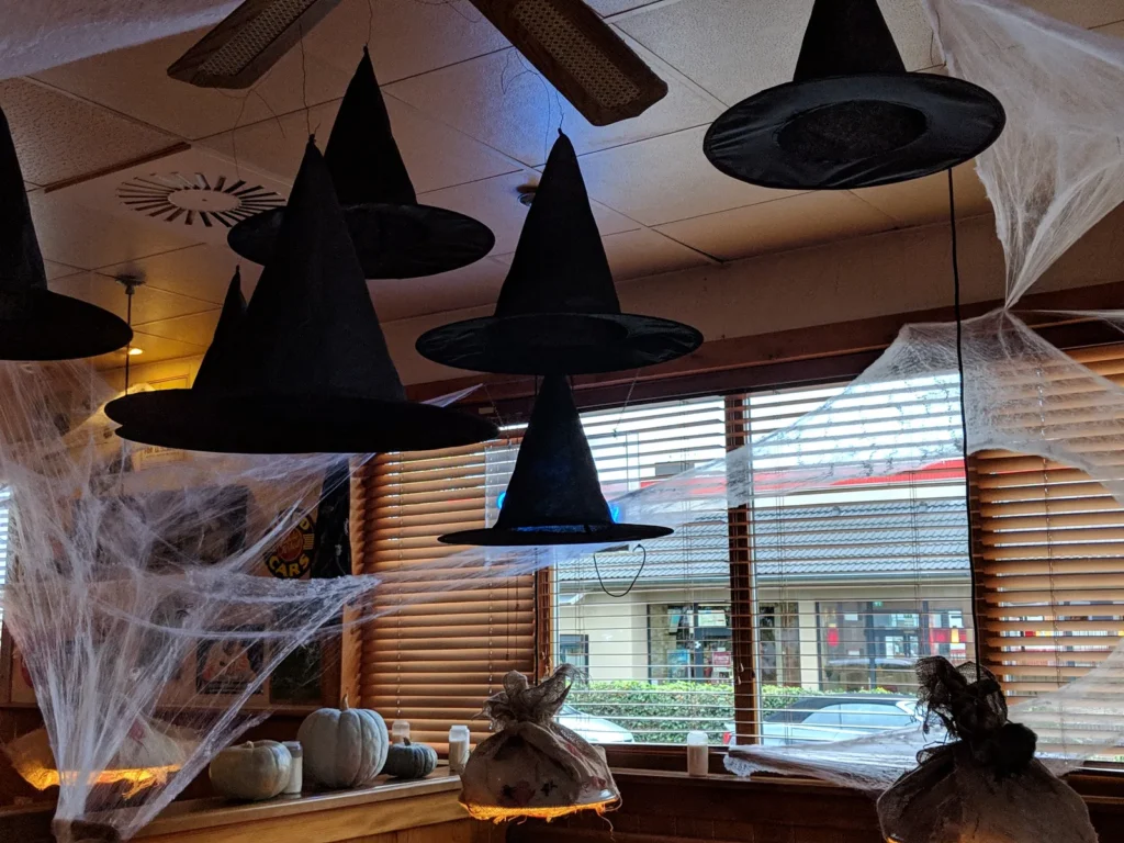 Hexenhüte und Spinnweben unter der Decke im Gastraum von Connie’s Diner